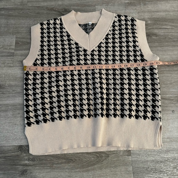 Houndstooth beige and black vest - Picture 3 of 4